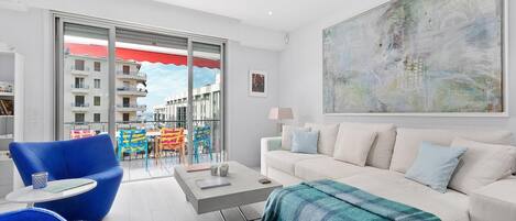 TV, DVD-spiller, stereoanlegg og printere