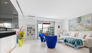 Televisie, een dvd-speler, een stereo en een printer