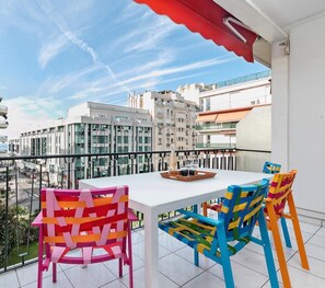 تناول الطعام بالخارج