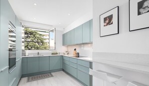 Een koelkast, een microgolfoven, een kookplaat, een vaatwasser