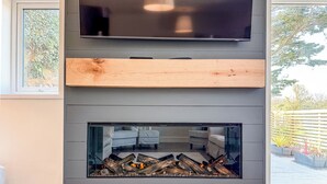 32 インチのテレビ (ケーブル放送視聴可)、暖炉