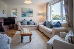 32-inch TV with cable channels, fireplace - Maytree Cottage - 4 Bedroom Holiday Home - Tenby (Tenby)