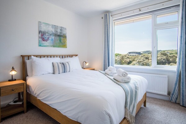 4 Schlafzimmer, hochwertige Bettwaren, Bettwäsche