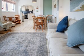 32-inch TV with cable channels, fireplace - Maytree Cottage - 4 Bedroom Holiday Home - Tenby (Tenby)