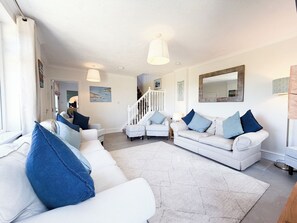 32-inch TV with cable channels, fireplace - Maytree Cottage - 4 Bedroom Holiday Home - Tenby (Tenby)