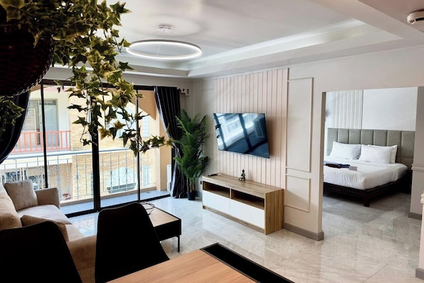 Familie appartement | Woonkamer | Flatscreentelevisie en boeken