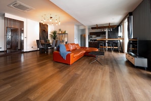 Grand penthouse, 3 slaapkamers | Woonkamer | Een flatscreentelevisie en boeken