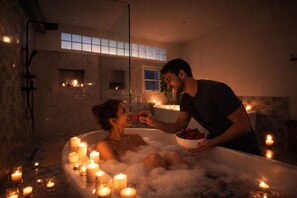 Grand penthouse, 3 slaapkamers | Badkamer | Een douche, een hydromassagedouche, gratis toiletartikelen