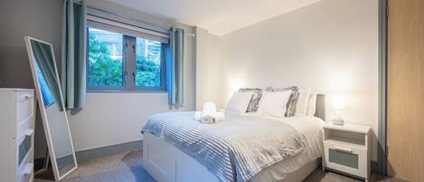 1 bedroom, desk, iron/ironing board, internet