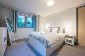 1 habitación, escritorio, tabla de planchar con plancha y internet 