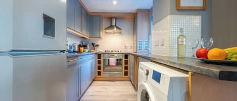 Frigorífico, microondas, horno y placa de cocina