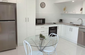 Full-sized fridge, microwave, oven, stovetop