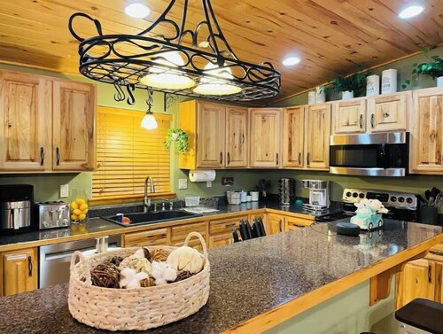 Cozy 5BR Mountain View Outdoor Hot Tubs & BBQ