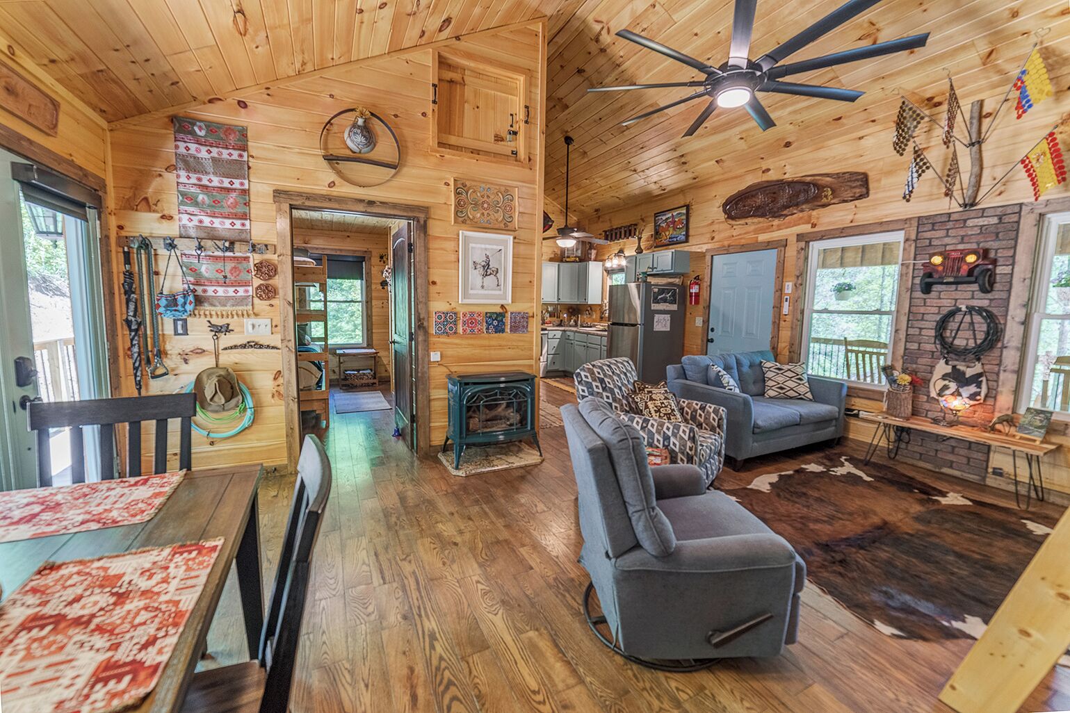 Smart TV, chimenea, libros y estéreo 