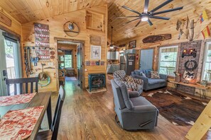 Smart TV, fireplace, books, stereo