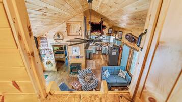 Smart TV, chimenea, libros y estéreo