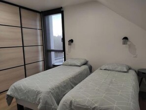 2 bedrooms, desk, iron/ironing board, travel crib