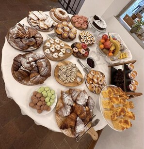 Colazione a buffet, servita tutte le mattine (15 EUR a persona) 