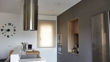 Frigorífico, microondas, horno y placa de cocina