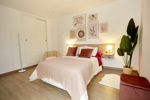 3 makuuhuonetta, työpöytä, äänieristys, silitysrauta/-lauta