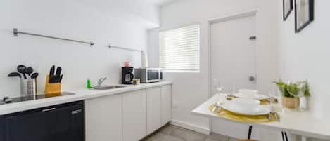 Frigobar, microondas, placa de cocina, cafetera/tetera