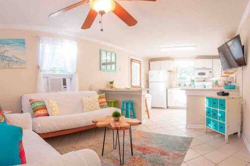 Sunny Daze Bungalow, sleeps 2 Adults