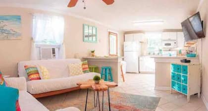 Sunny Daze Bungalow, sleeps 2 Adults
