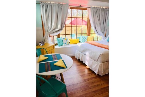 Sunny Daze Tiny Cottage, sleeps 2 adults