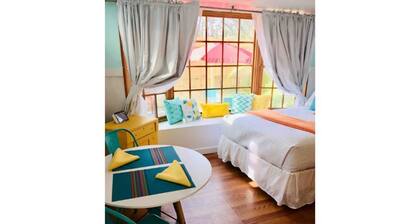 Sunny Daze Tiny Cottage, sleeps 2 adults