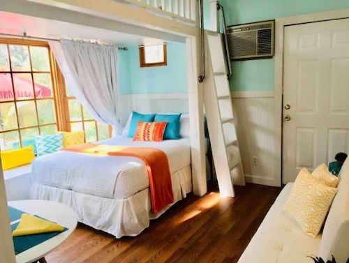 Sunny Daze Tiny Cottage, sleeps 2 adults