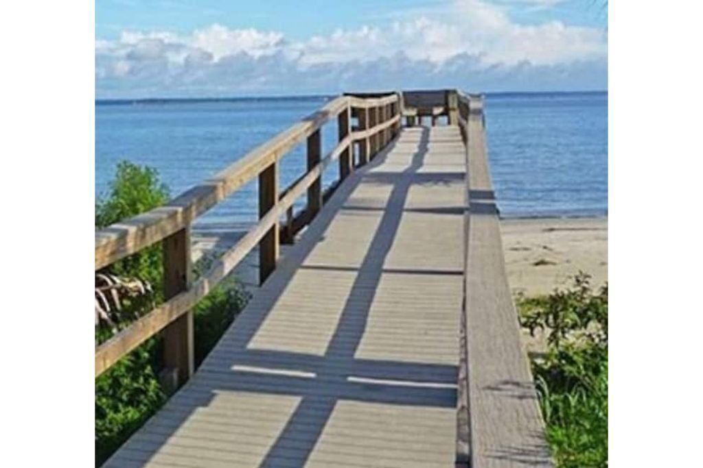 在海滩、沙滩椅、沙滩毛巾