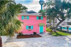 Exterior - Bubble Gum Apt “A” 2 blocks to Beach! Sleeps 2 (Tybee Island)