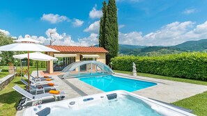 Piscina coperta, piscina all'aperto