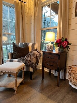 Smart-TV, Kamin, Bücher