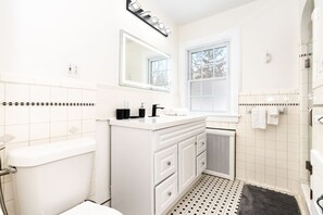 Shower, hair dryer, bidet, towels