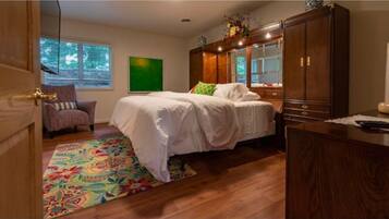 3 bedrooms, iron/ironing board, travel crib, free WiFi