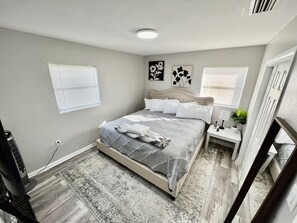 3 habitaciones, tabla de planchar con plancha, wifi y ropa de cama 