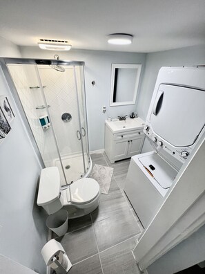 Dusche, Haartrockner, Handtücher, Seife