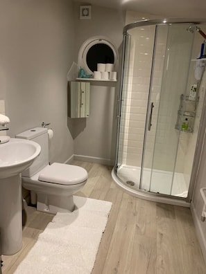 Dusche, Haartrockner, Handtücher, Seife
