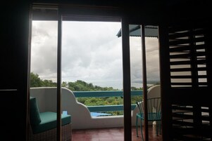 尊荣客房, 阳台, 海洋景观 | 羽绒被、迷你吧、客房内保险箱、免费 WiFi