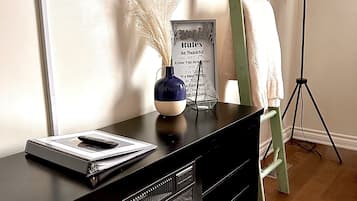 Habitación Premium | Ropa de cama de alta calidad y colchones con acolchado adicional