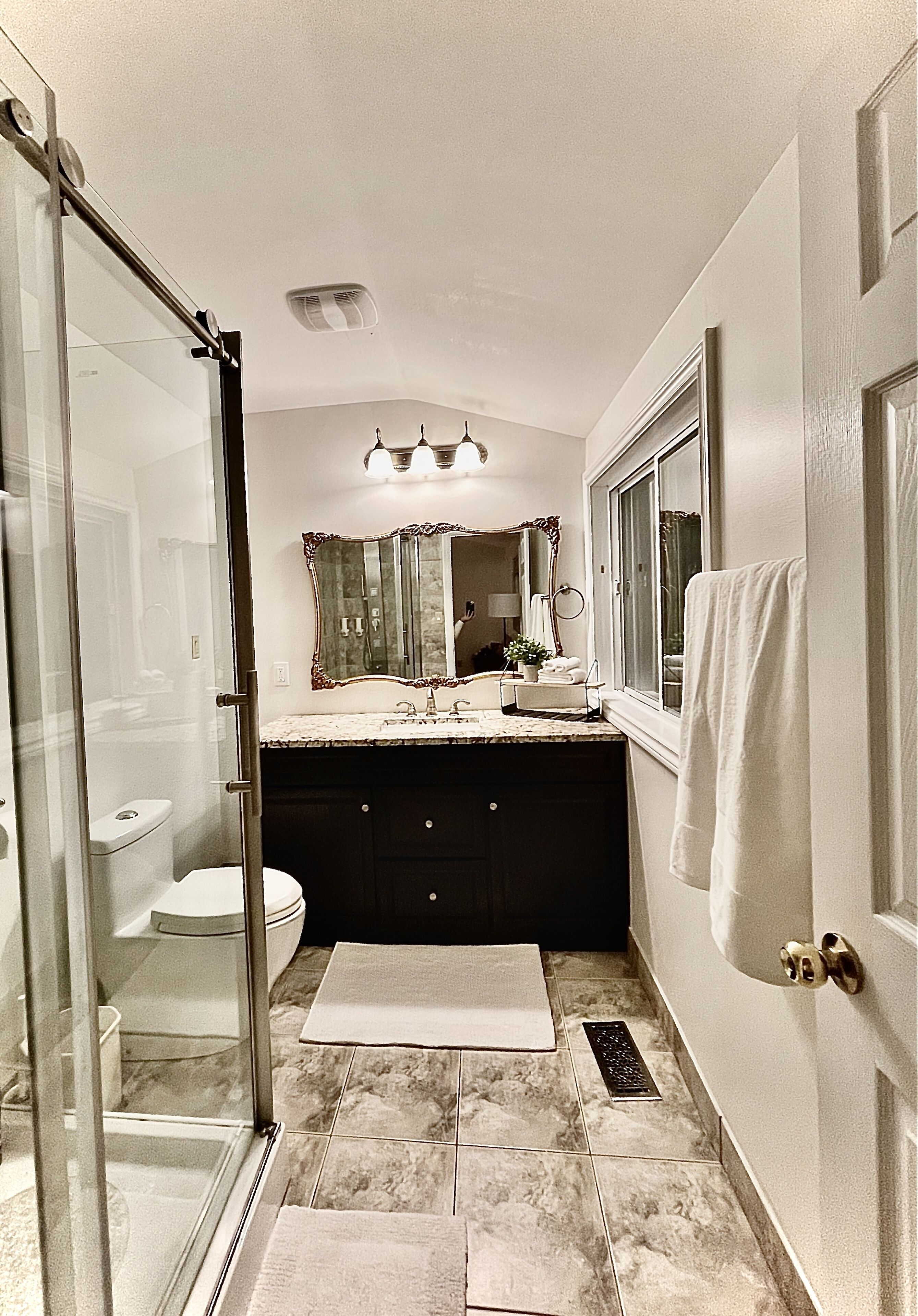 Habitación clásica | Ropa de cama de alta calidad y colchones con acolchado adicional