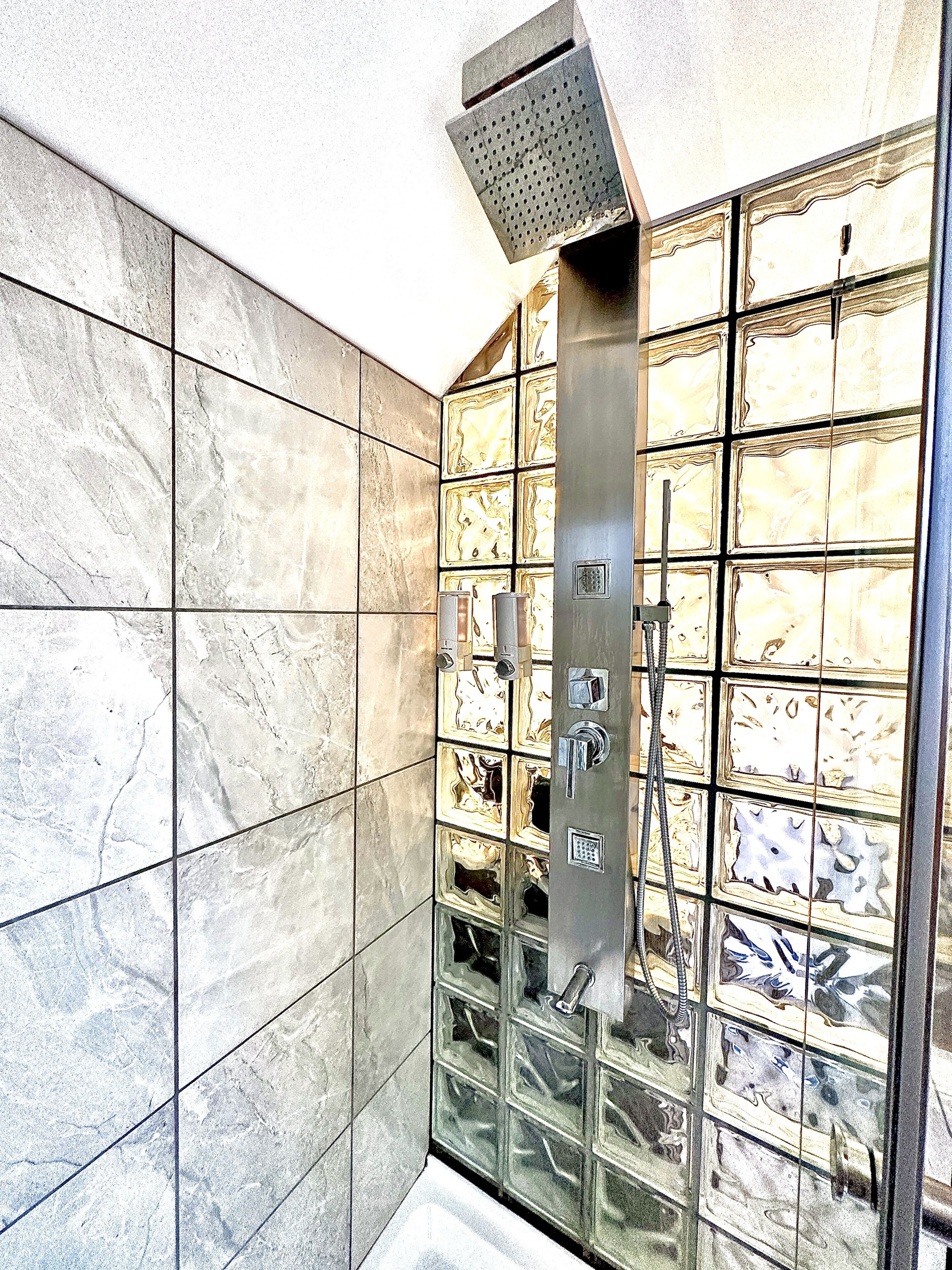 Premium Room | Bathroom | Shower, rainfall showerhead, free toiletries, hair dryer