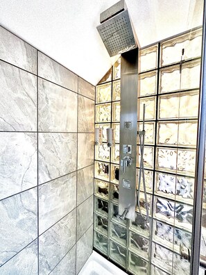 Quarto premium | Banheiro | Chuveiro, chuveiro com efeito de chuva, produtos de toalete grátis 