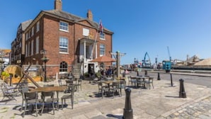 Cottage | Outdoor dining - Custom House Poole - Overlord Chamber (Poole)