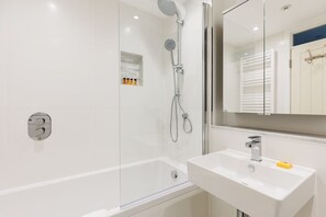 Cottage | Bathroom - Lobster Cottage (Poole)