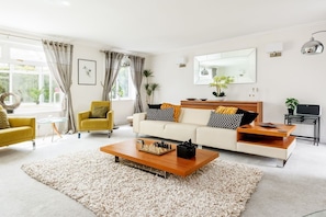 Living area - Knotter Cottage (Bournemouth)