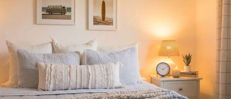 1 bedroom, desk, WiFi, bed sheets