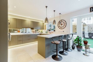 Cottage | Private kitchen - The Mews House (Poole)