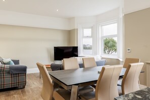 Dining - Park Lake View (Poole)